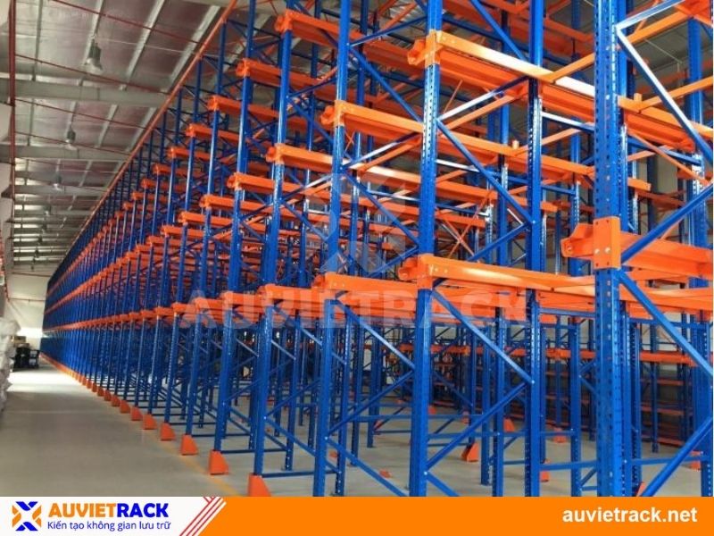 Kệ drive in với khả năng chịu tải trọng lớn lên đến 1000kg/tầng